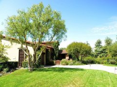 多选择绿化环境好，噪音小的小区